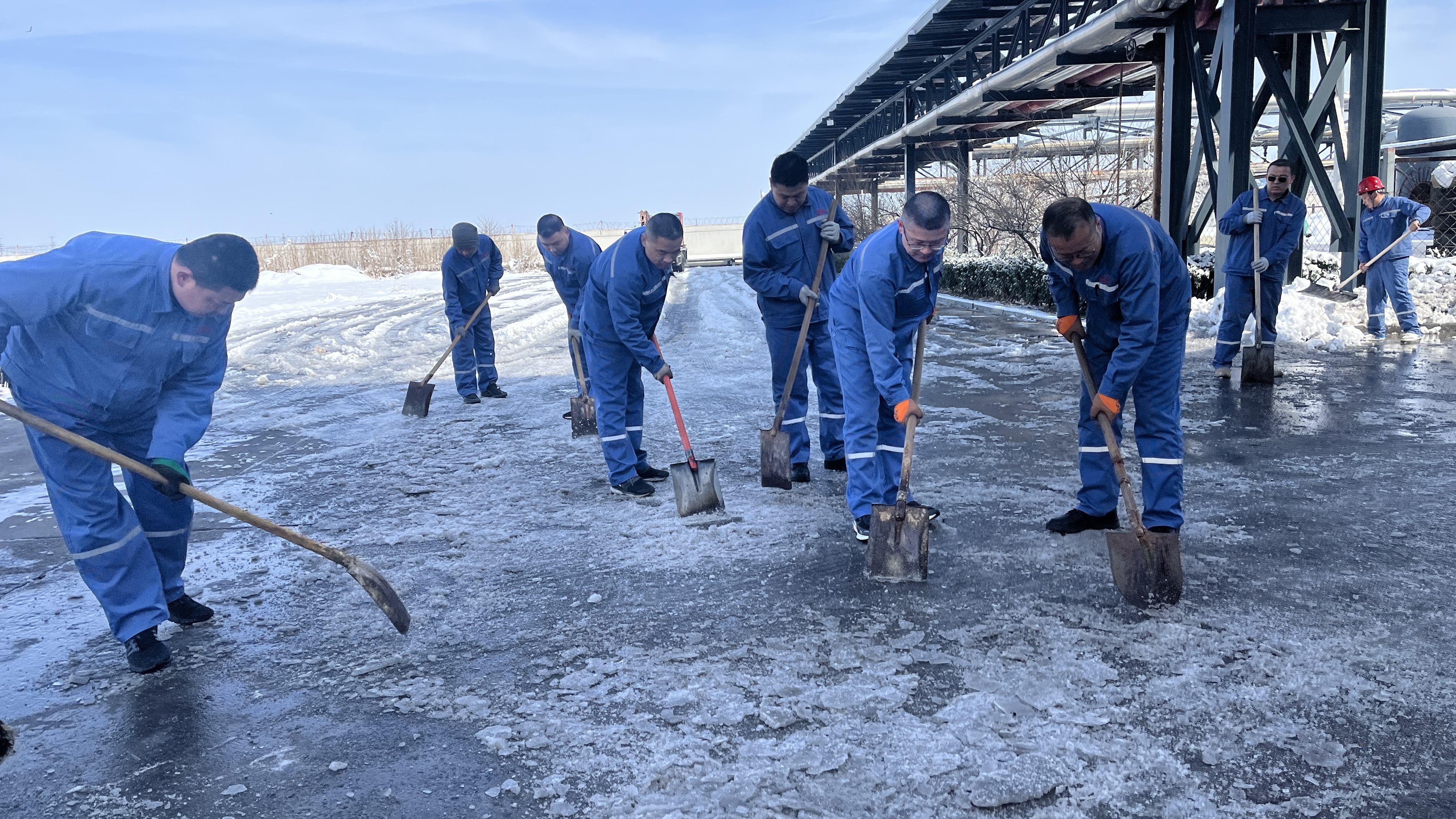 2025年3月2日迎戰暴雪天氣全員上陣掃雪除冰